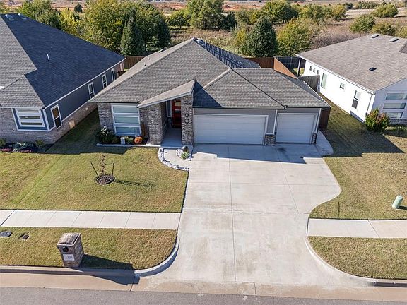 3rd image of 1901 Sara Vista Dr