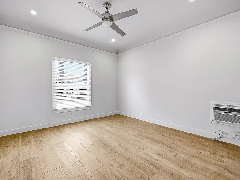 911 1/2 S Kenmore Ave #3/4 — Photo 10