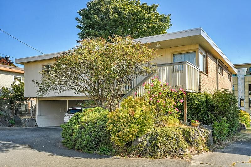 Triplex is located in a lovely neighborhood.