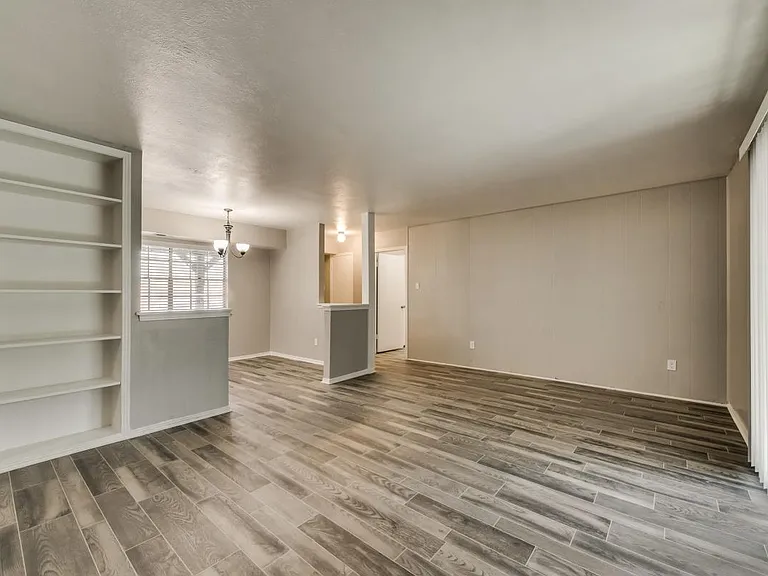 London Square Apartments — Photo 9