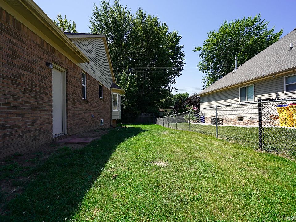 51819 Kings Pointe Dr, photo 3
