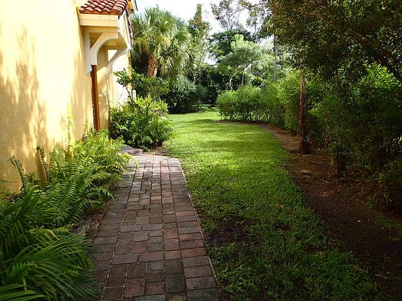 5th image of 925 Pipers Cay Dr