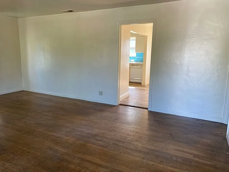 123 S Central St — Photo 3
