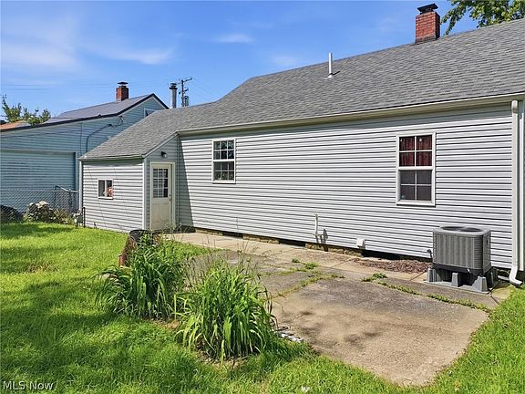 3rd image of 3024 Latimer Ave
