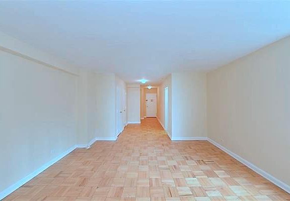 4th image of 166 E 63rd St APT 4L