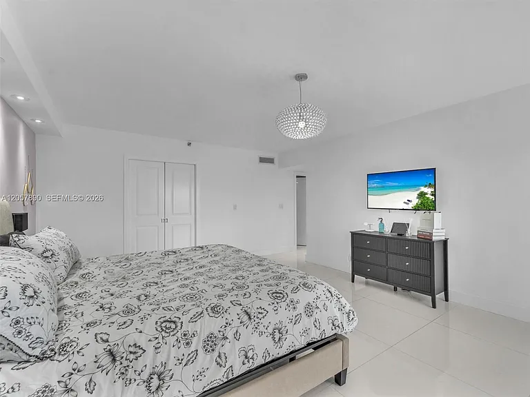 19707 Turnberry Way #21D — Photo 11