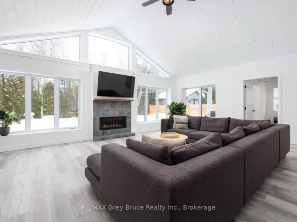 32 Southampton Pkwy, Sauble Beach, ON N0H 2G0