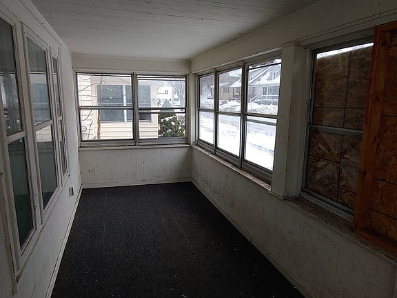 5th image of 128 Wadsworth St