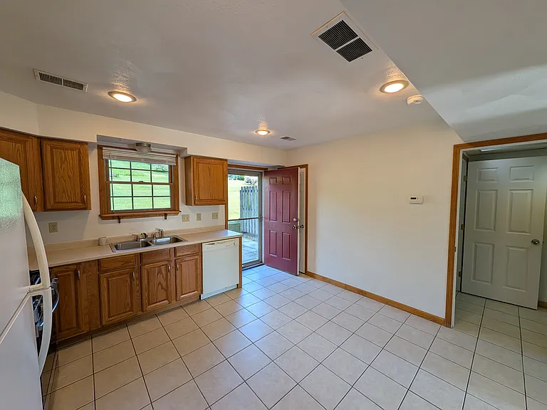 501 Linden Ave — Photo 6