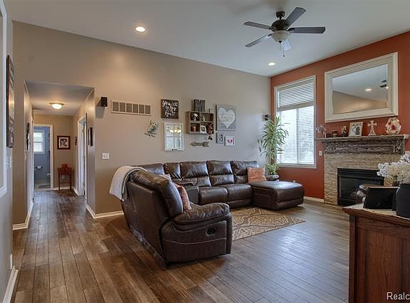 5th image of 50277 Rose Marie Dr
