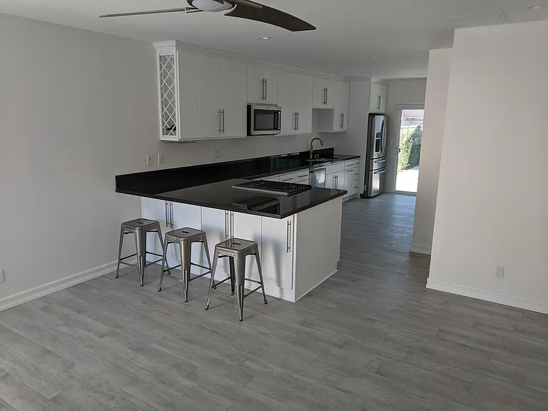 2442 Granville Ave — Photo 3