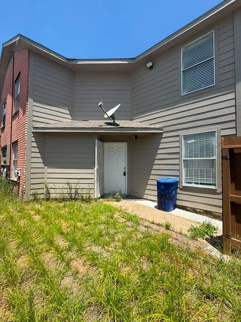 2 bed, 1.5 bath, $1,350 — Photo 1