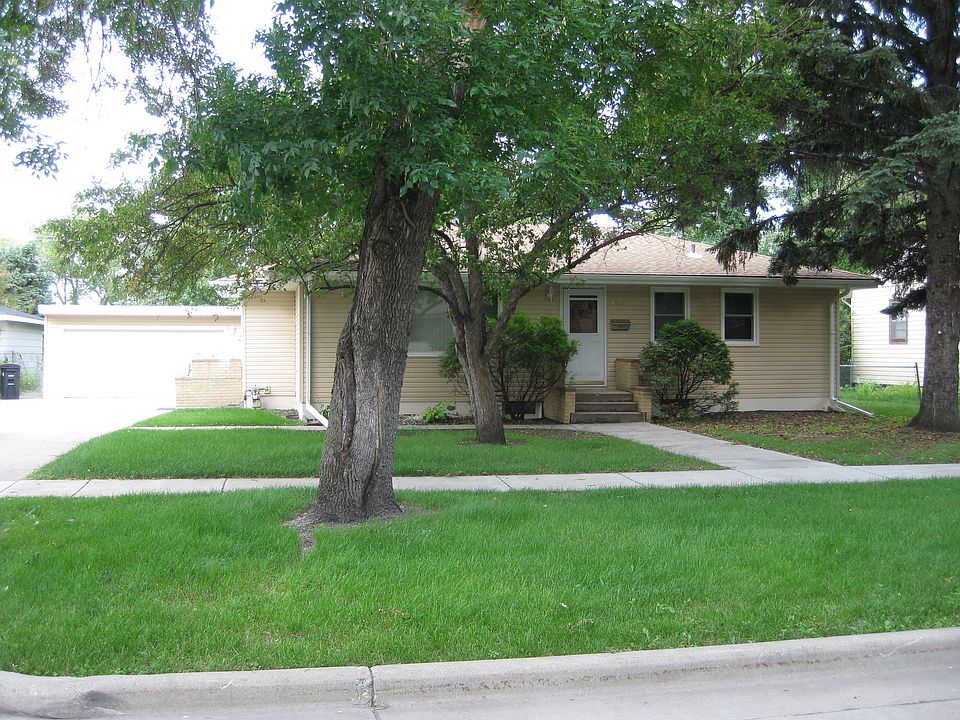 Secluded dbl garage/driveway