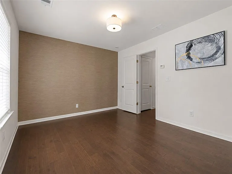 940 Society Cir SW — Photo 4