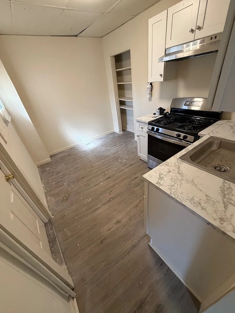 1224 E 2nd St - B - Second Floor — Photo 3
