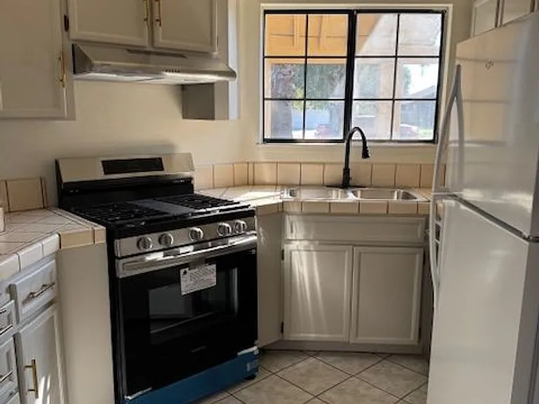 1116 Adelaide Ave — Photo 4