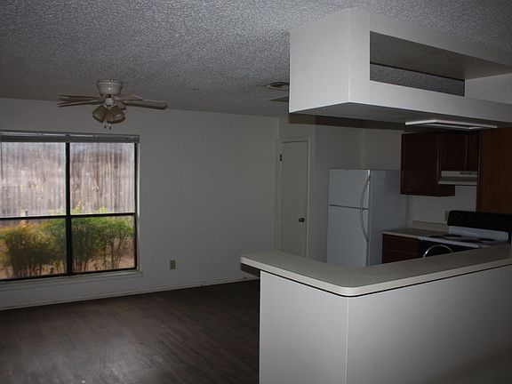 2nd image of 800 Lloyd Dr