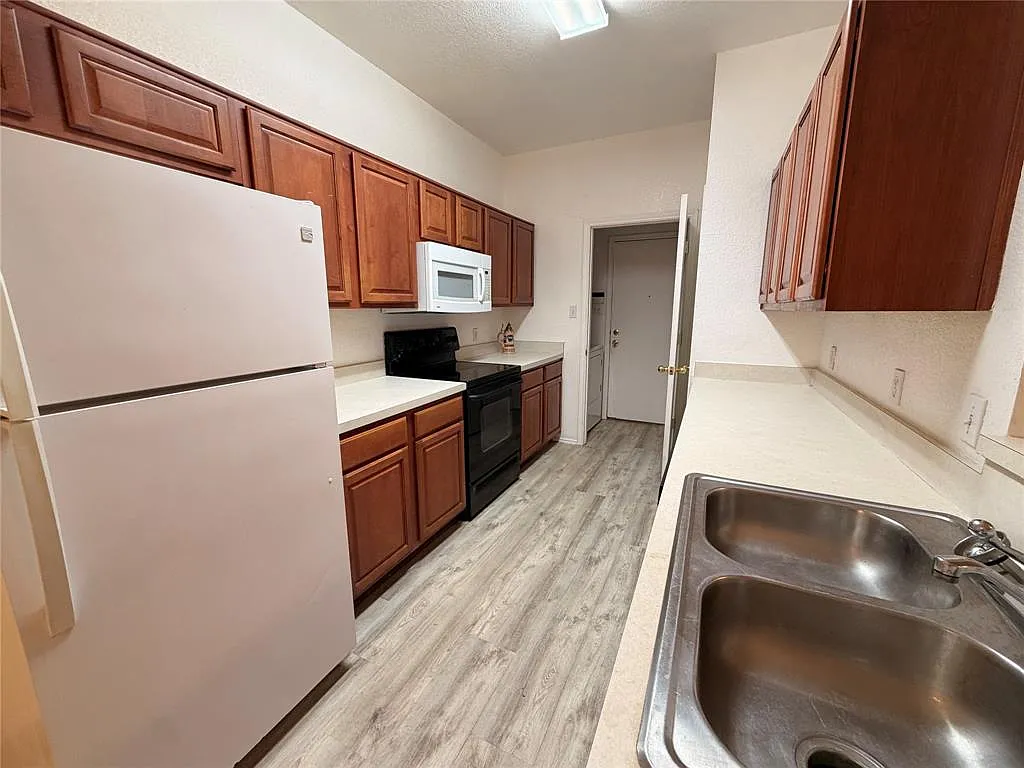 Picture 2 - 3501 Cattlebaron Dr