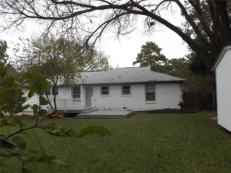 2217 Glenwood Ln — Photo 13