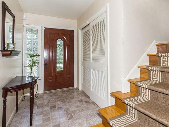 4th image of 2705 Burnaby Dr