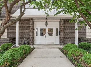 150 S Oak Park Ave APT 201, Oak Park, IL 60302
