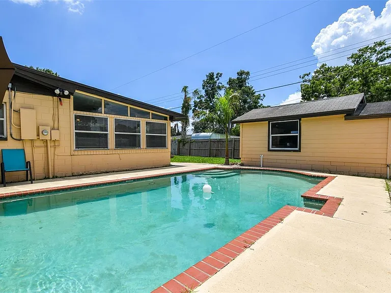 4818 Holiday Dr — Photo 2