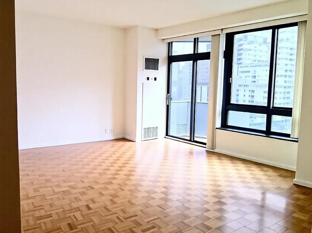 100 Un Plaza — Photo 2