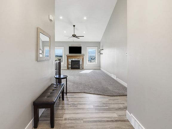 3rd image of 1098 N Valley View Dr