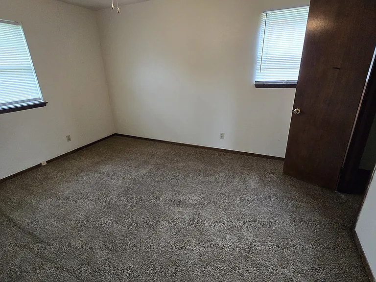 Crest Dr — Photo 8