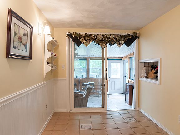 3rd image of 12 Sherwood Dr