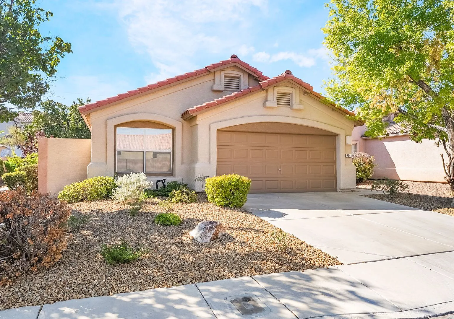 Charming Single-Story Home in Prime Henderson Location — Photo 1