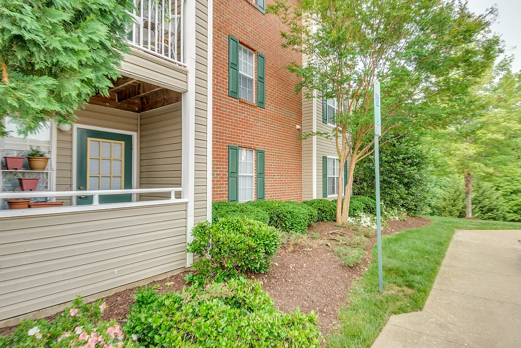 Crestview Apartments — Photo 3