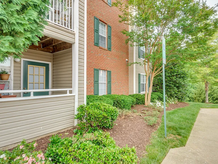 Crestview Apartments — Photo 3