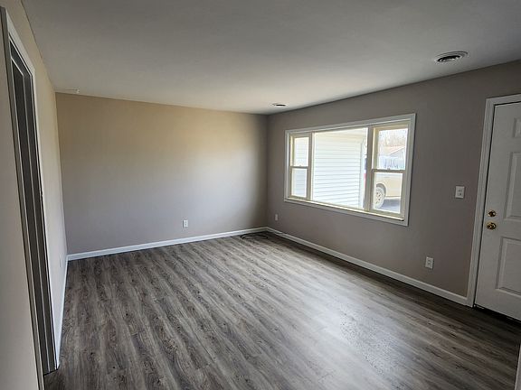 3rd image of 6131 Woodsdale Dr