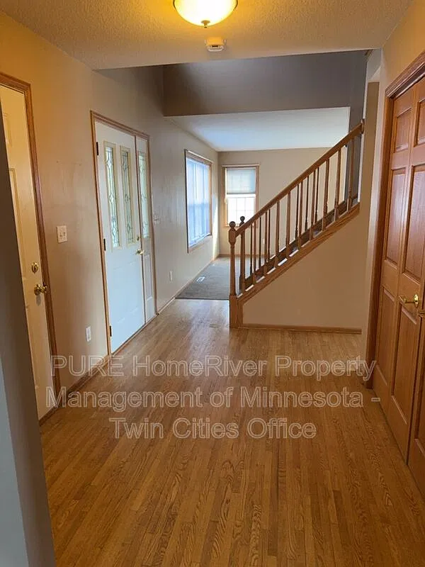 4 bed, 3.5 bath, 4000 sqft, $3,199 — Photo 2