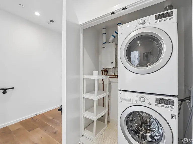 In unit washer & dryer (lower level)