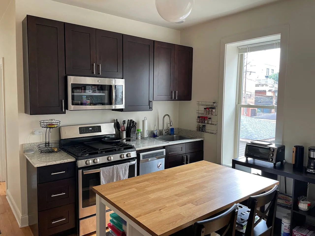 2 bed, 850 sqft, $2,650 — Photo 2