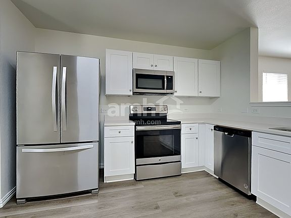 4th image of 2912 Mockingbird St