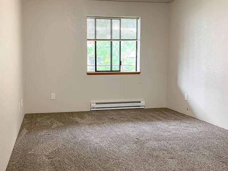 Hilltop Court Apartments — Photo 4