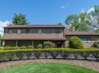 19 Tanglewood Dr, Livingston, NJ 07039