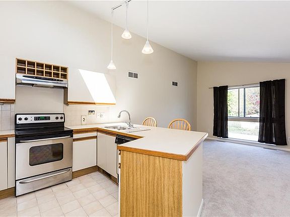5th image of 976 Williamsburg Cir #976