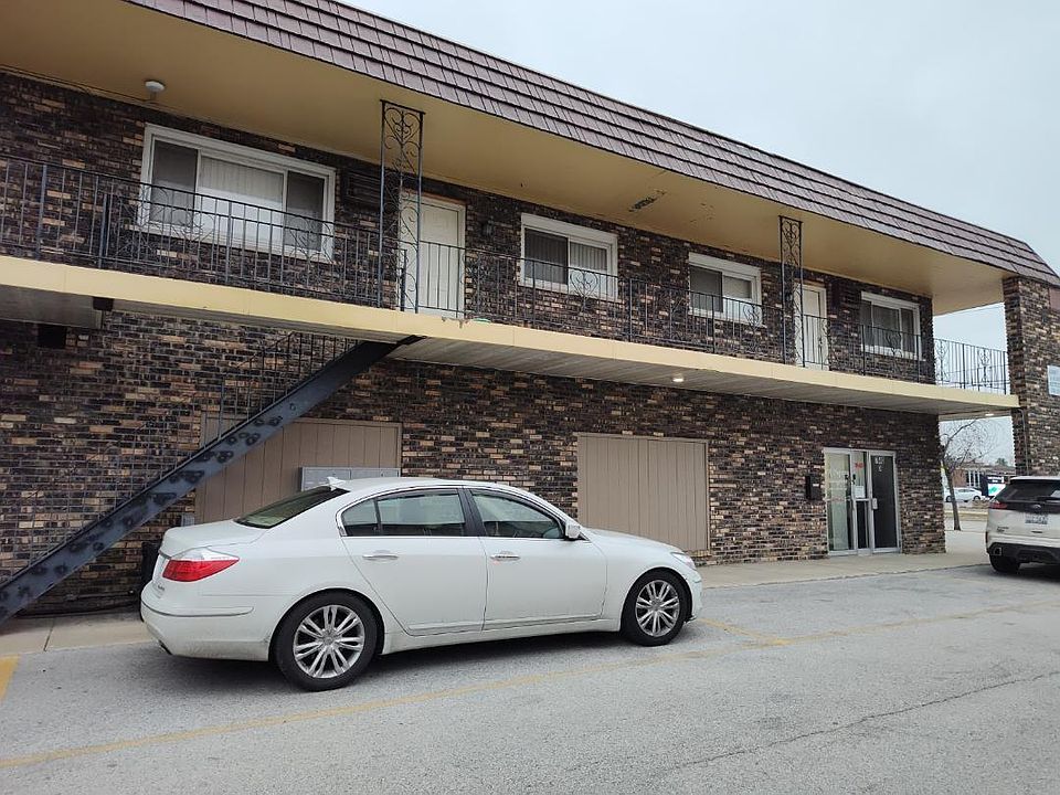 1st image of 7840 W 103rd St #3