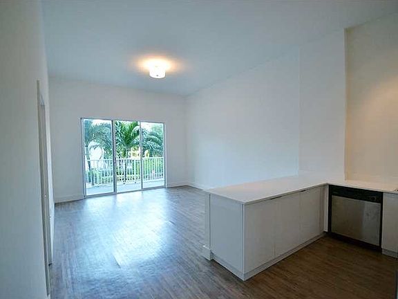 3rd image of 2851 NE 183rd St APT 201E