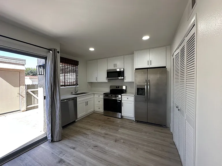 637 Beverly Pl — Photo 1