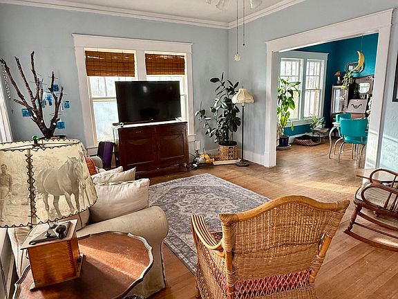 5th image of 302 W 10th St