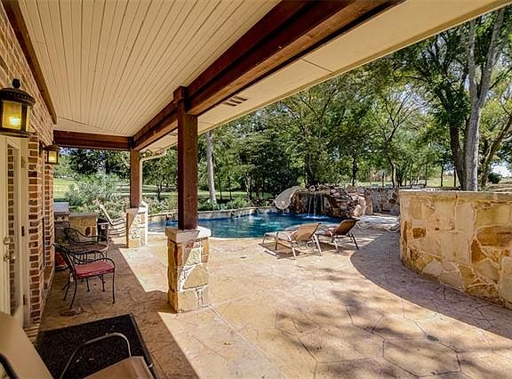 4th image of 1110 Willow Ln