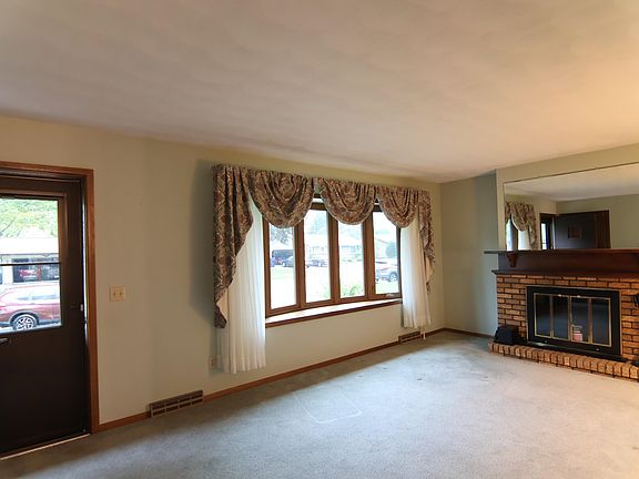 3rd image of 2116 N Huron Dr