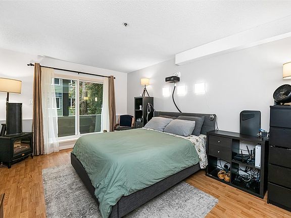 3rd image of 949 Cloverdale Ave #8