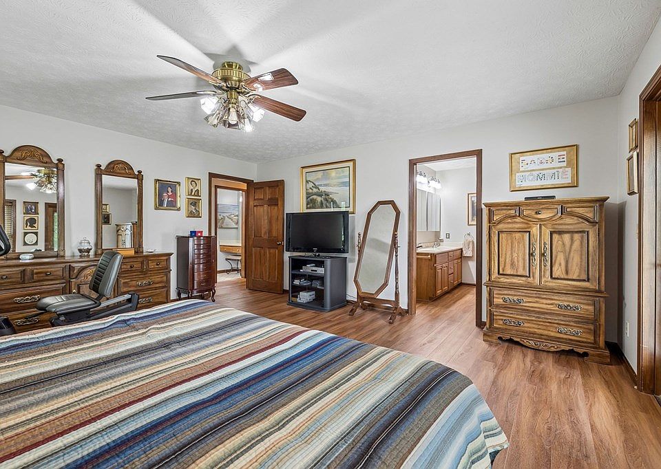 25th image of 20 Riverbend Ln