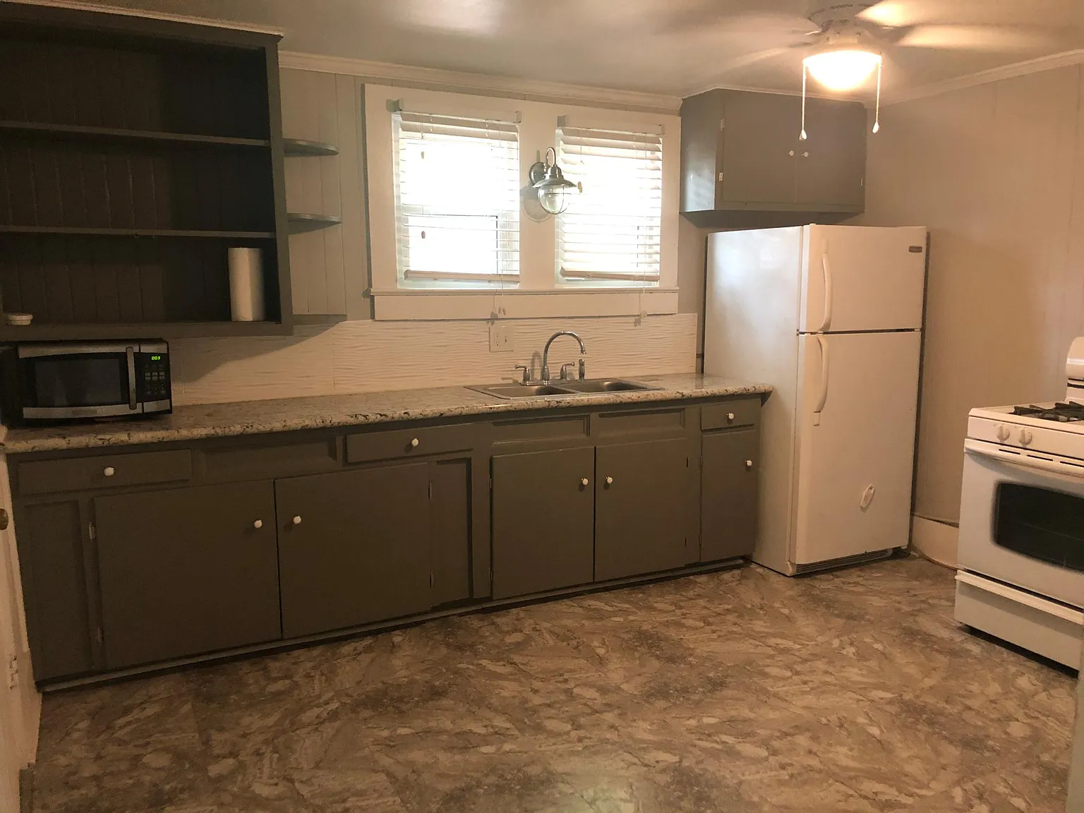 411 W Taft St — Photo 4